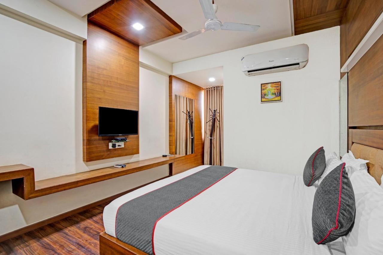 Townhouse 907 Hotel Navjivan Himatnagar Buitenkant foto