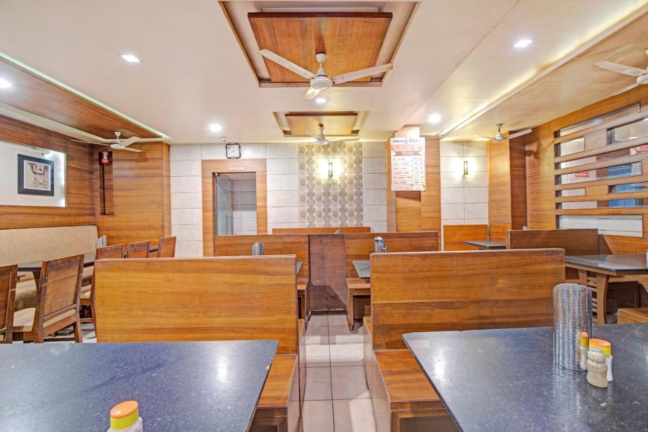 Townhouse 907 Hotel Navjivan Himatnagar Buitenkant foto