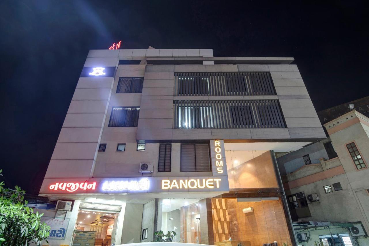 Townhouse 907 Hotel Navjivan Himatnagar Buitenkant foto