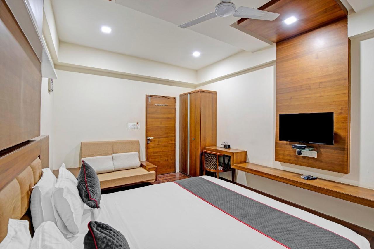 Townhouse 907 Hotel Navjivan Himatnagar Buitenkant foto