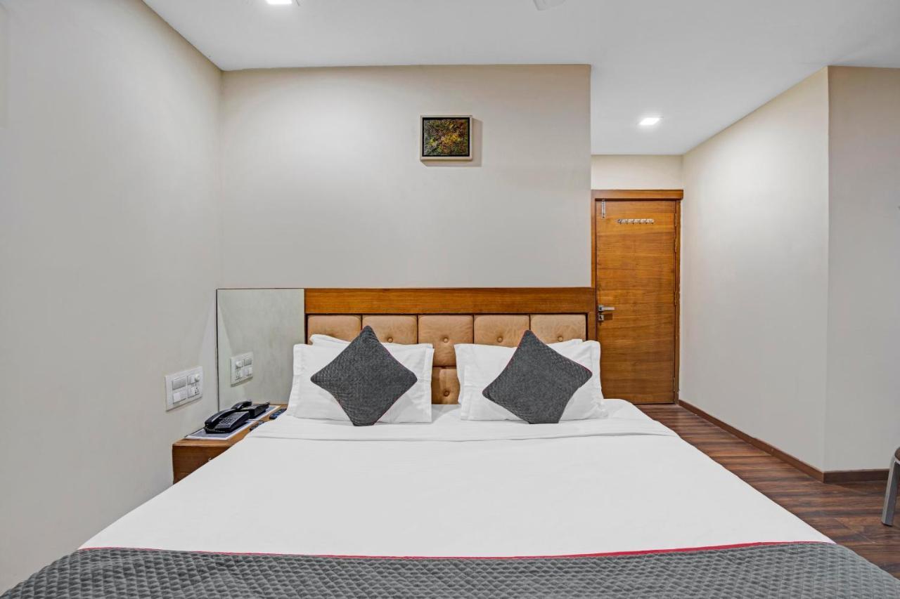Townhouse 907 Hotel Navjivan Himatnagar Buitenkant foto